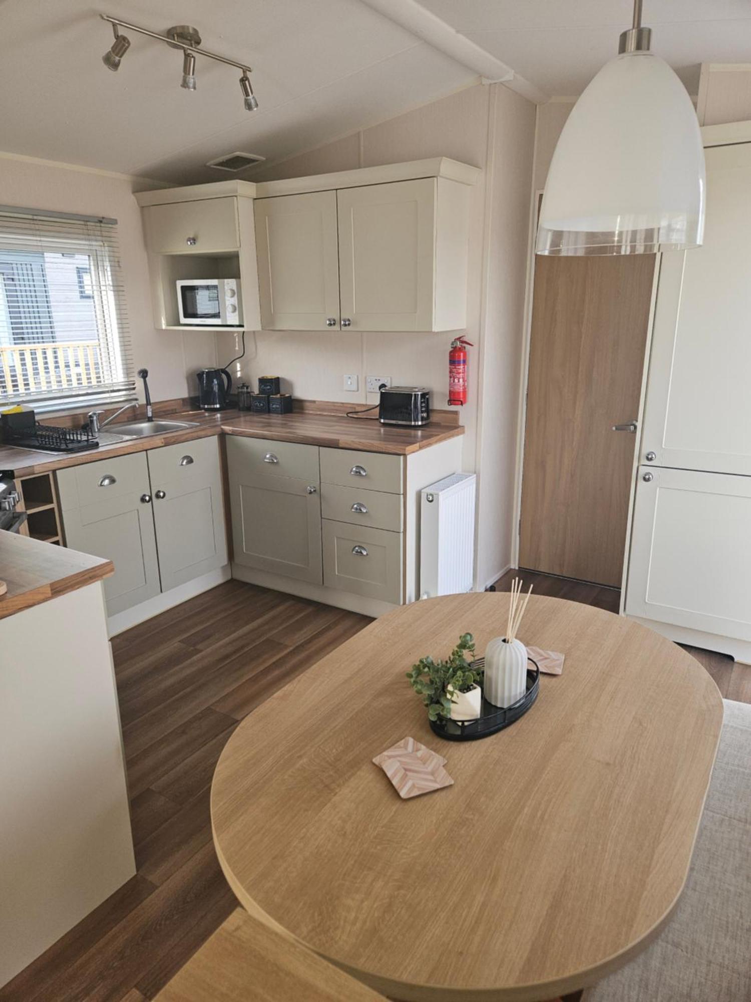 Lytham Luxe 6 Birth Caravan Weeton  Exterior photo