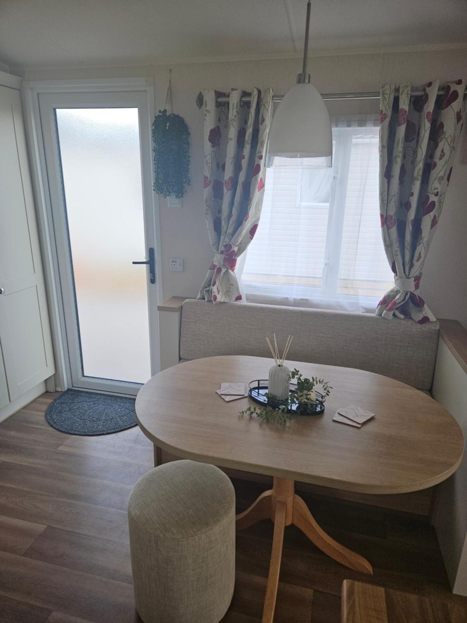 Lytham Luxe 6 Birth Caravan Weeton  Exterior photo