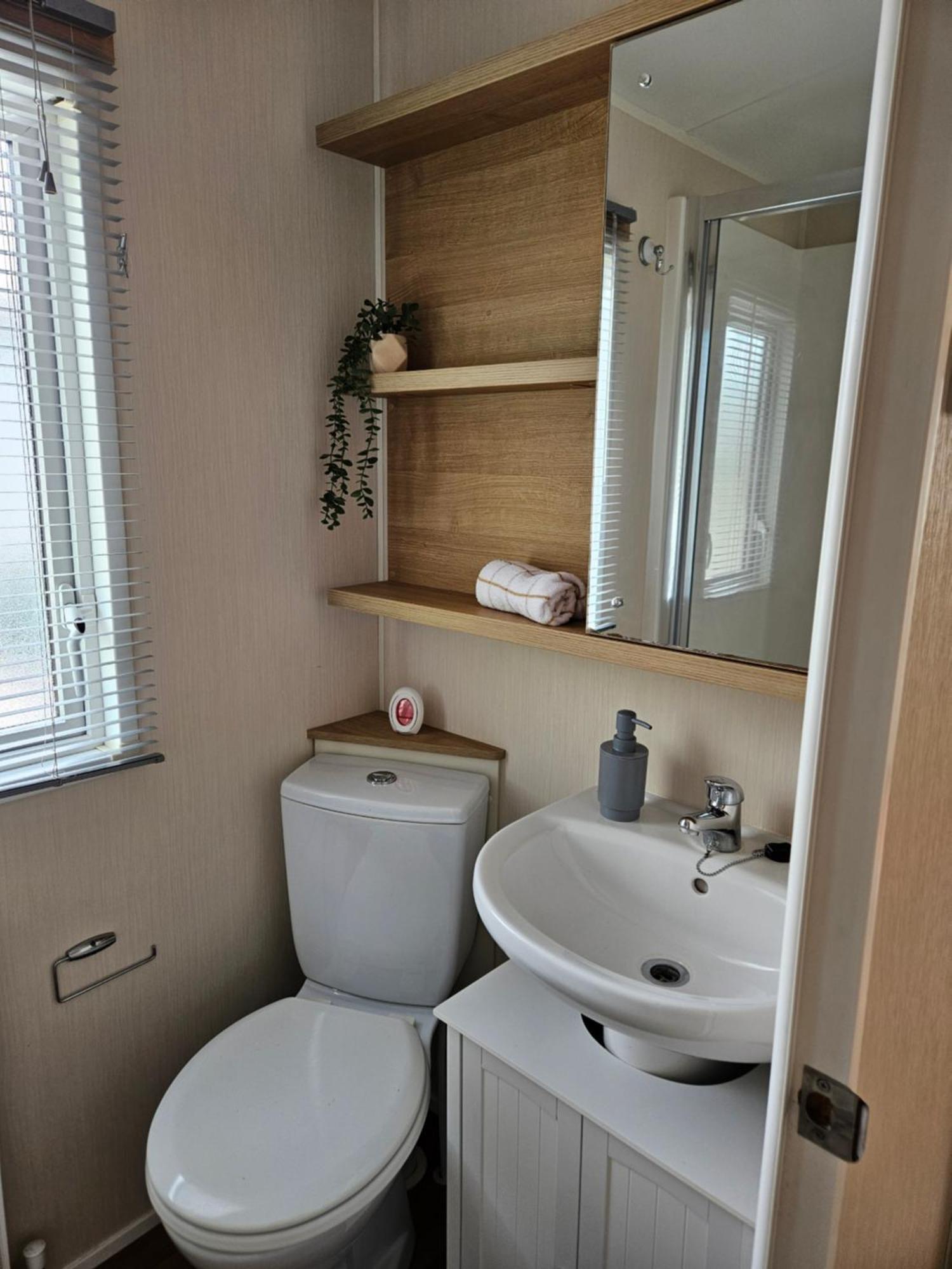 Lytham Luxe 6 Birth Caravan Weeton  Exterior photo