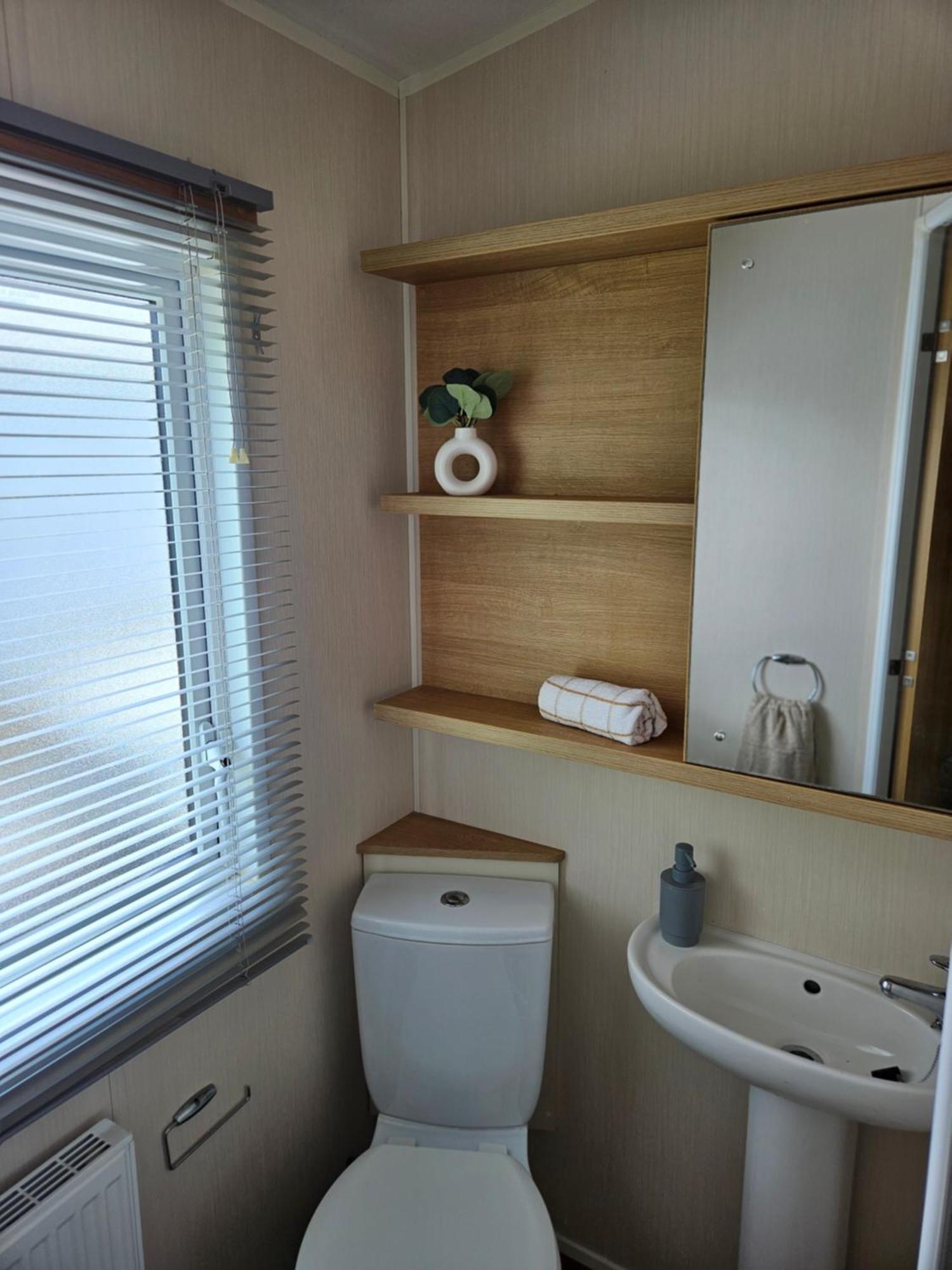 Lytham Luxe 6 Birth Caravan Weeton  Exterior photo